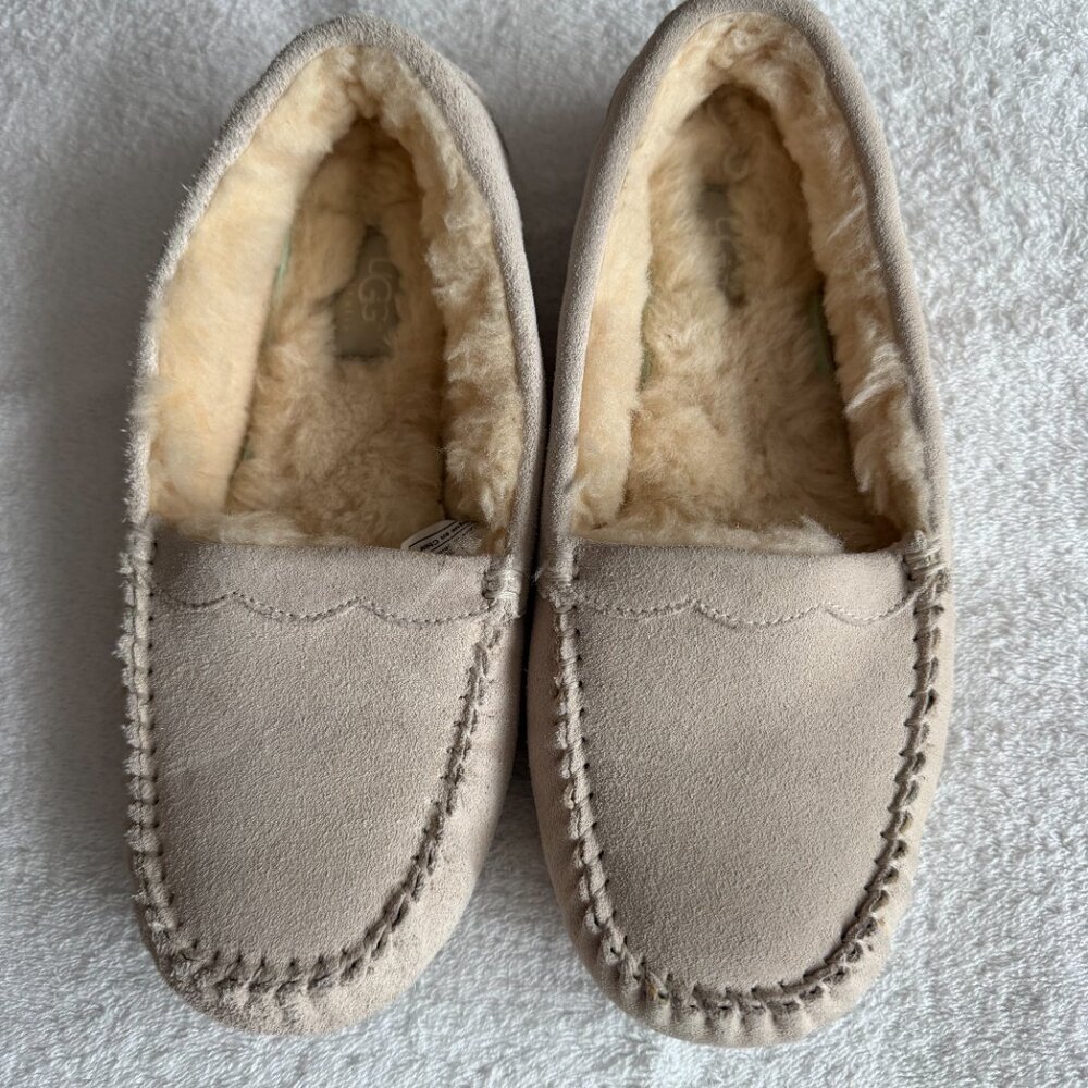 Women's UGG ANSLEY Suede Indoor/Outdoor Moccasin Slippers Size: 8 Light Beige - Picture 2 of 9